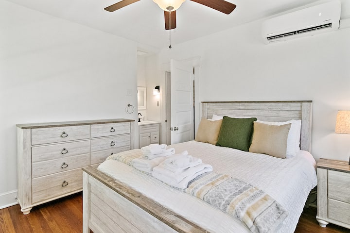 Cozy Room, 1 Queen, Balcony Access - Second Floor