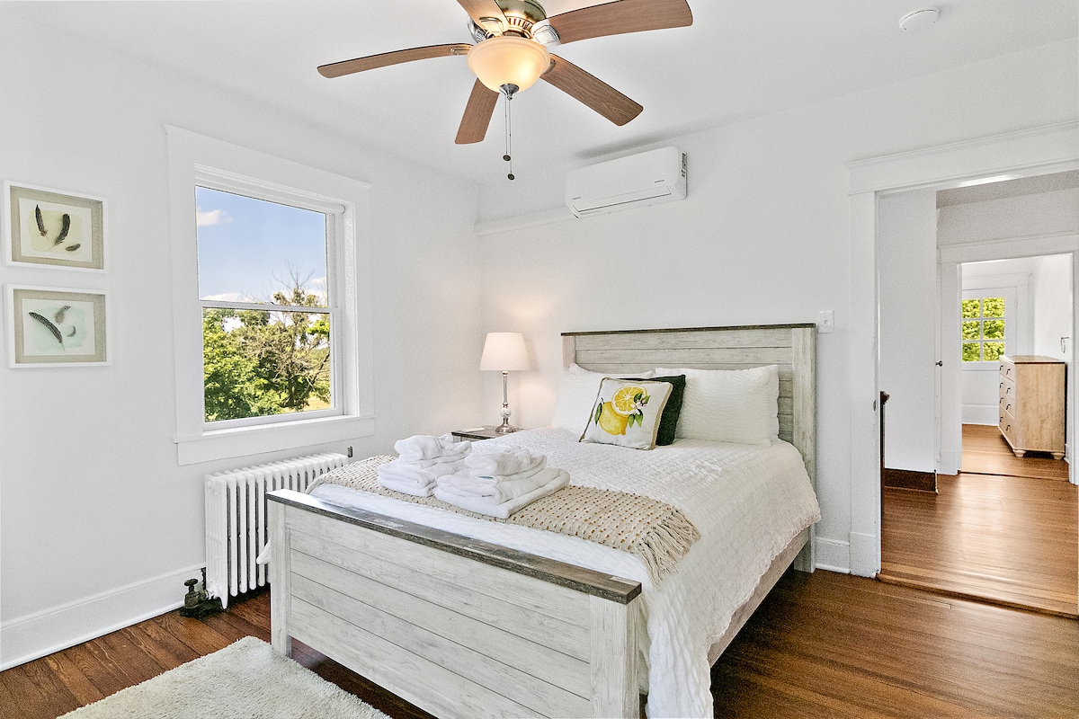 Lemon Room, 1 Queen, Bathroom On-Suite - Second Floor