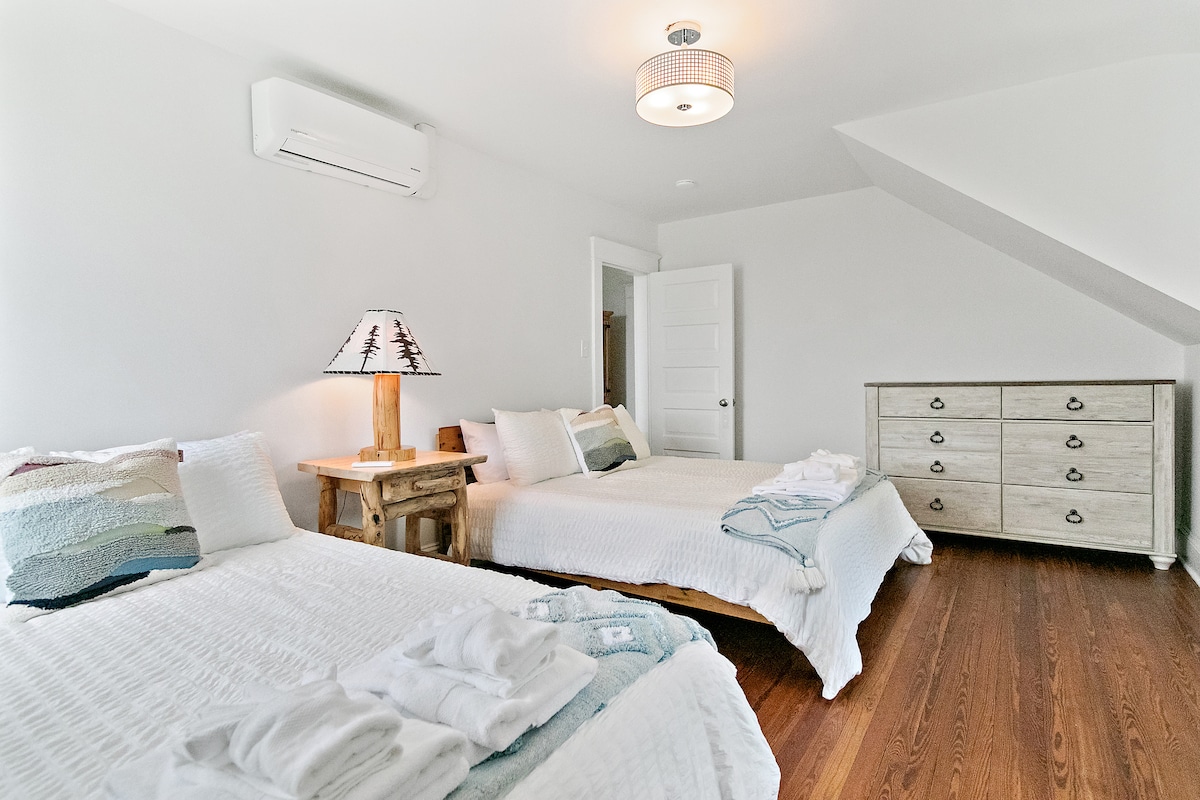 Mountain Room, 2 Queens - Third Floor