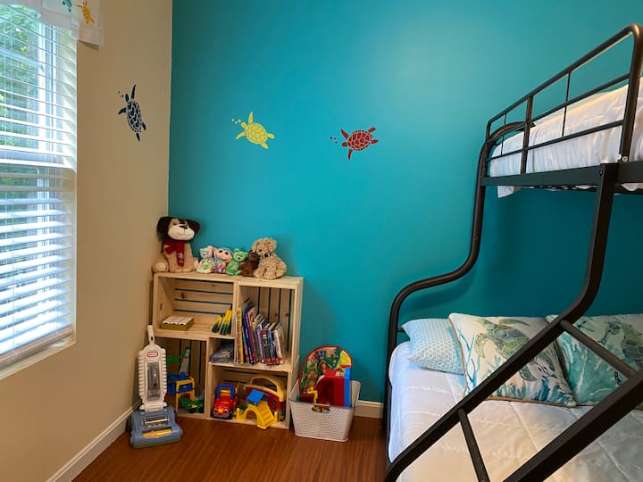 Спалня 3 с двуетажно легло на капитана, с две единични легла над матраци в пълен размер. На горния етаж има 3 деца или 2 възрастни. 