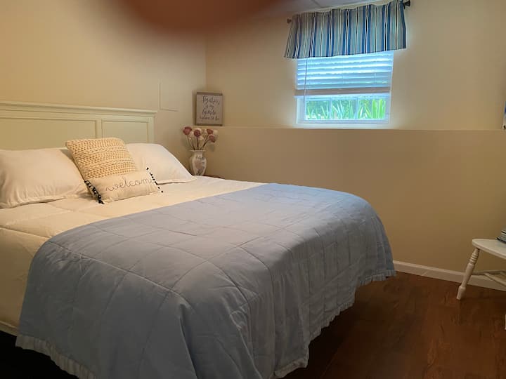 Четвъртата спалня разполага с двойно легло king size и двоен килер на по - ниско ниво.