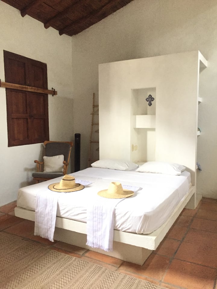 Მთავარი ოთახი. ორადგილიანი საწოლი ქვისა და ჰამაკში. ცალკე სააბაზანო.