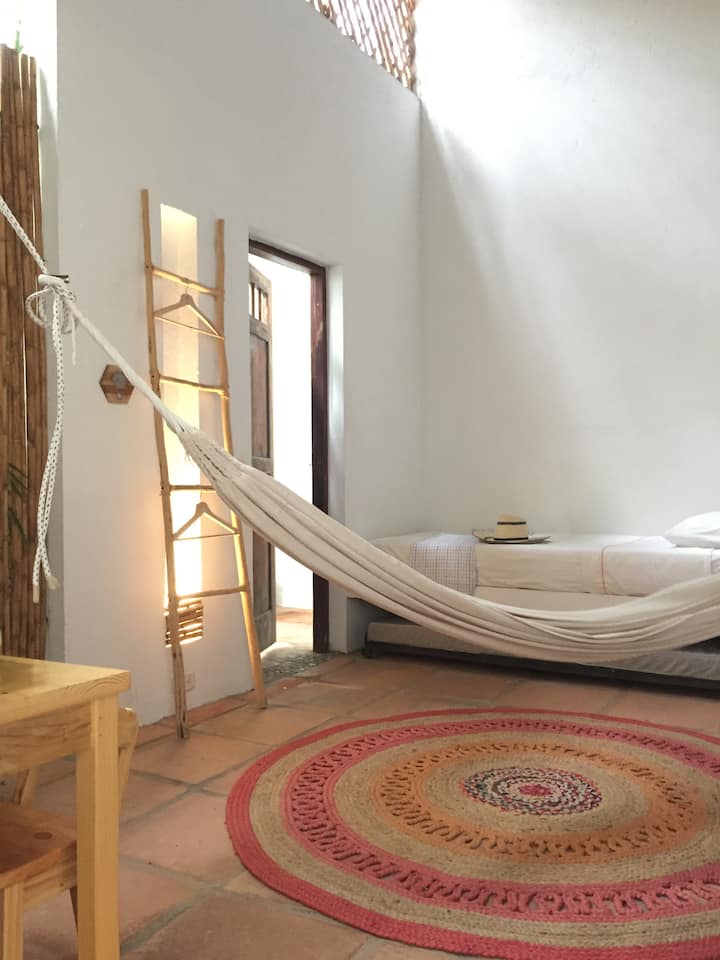 Ოთახი 2. ორი ერთადგილიანი საწოლი ქვისა და ჰამაკში. Საწოლების ქვეშ ორი დამატებითი საწოლია. ცალკე სააბაზანო. 