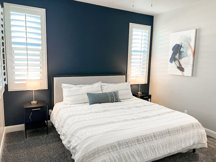 Primárna spálňa s matracom King size Casper a nočnými stolíkmi West Elm.