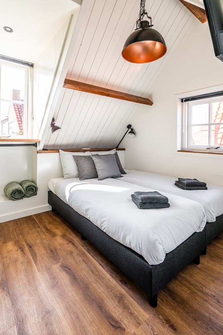 Chumba hiki kina vitanda 2 pacha na televisheni janja ya kifahari.