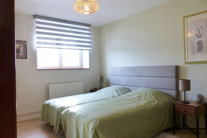 ห้องนอนขนาดใหญ่ห้องที่ 2 เตียงเดี่ยวที่มีเพียงห้องเดียวตามคำขอ