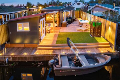 Cabana: boat, jacuzzi, veranda - on a quiet park