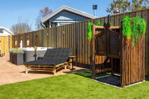 Cabana: boat, jacuzzi, veranda - on a quiet park
