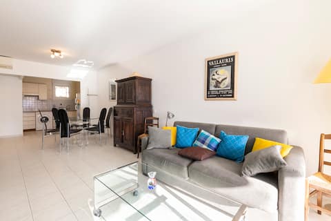 Top performing Airbnb: Very nice 2 rooms facing the port of Golfe Juan in Vallauris
