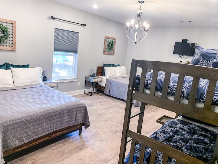 חדר אורחים מס '2 שתי מיטות קווין סייז, שתי מיטות קומתיים עם מיטה נפתחת