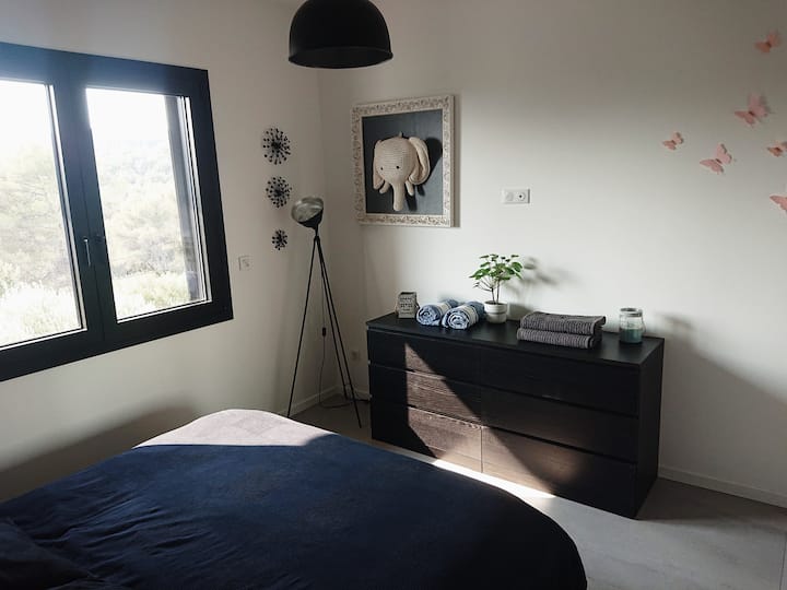 غرفة نوم بمساحة 16 مترًا مربعًا مع غرفة ملابس 210 سم × 270 سم
سرير 160 × 200 متر