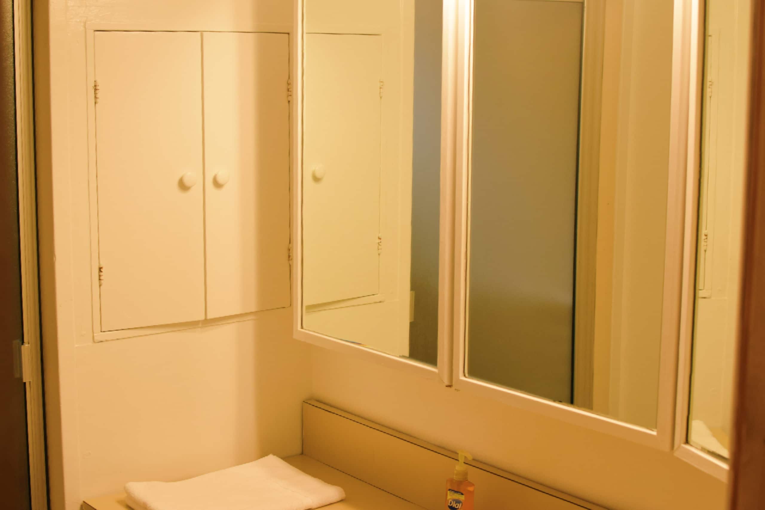 Rm #11 Private Room Queen & Single Bed Priv Bath - Photo 5