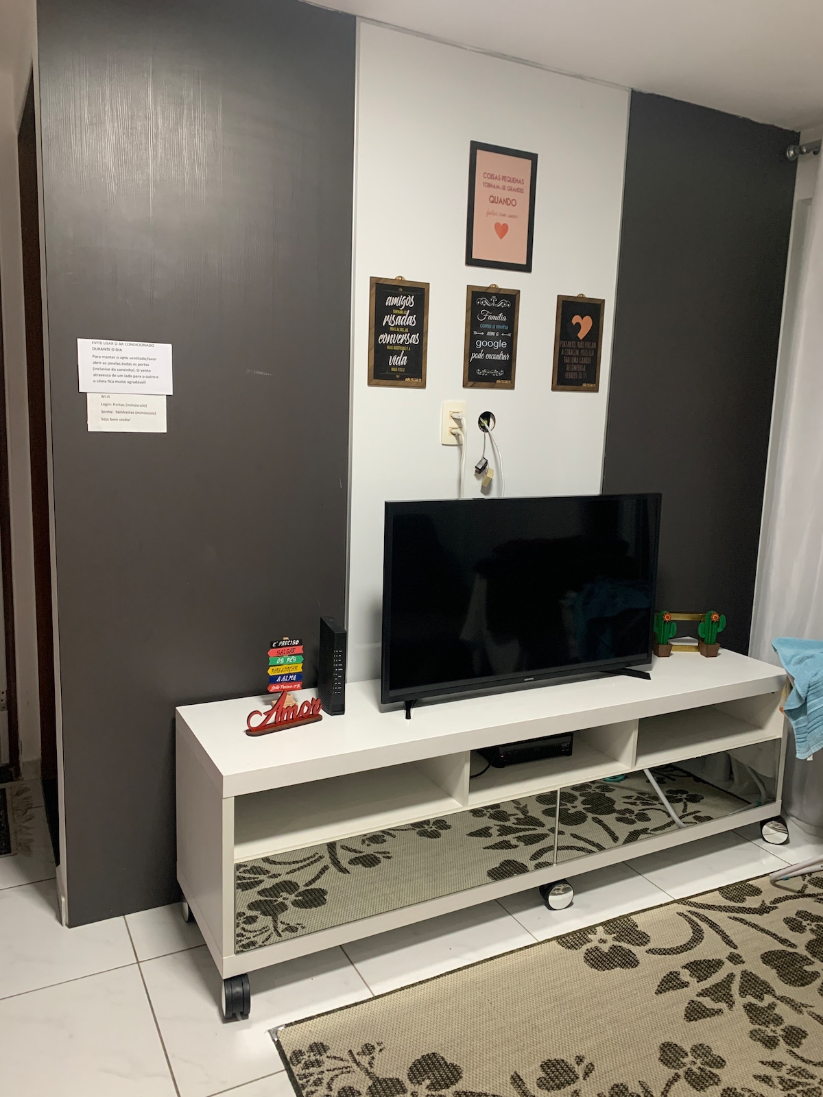 房间内的电视是42英寸智能电视，配备互联网、无线网络和开放频道！ 