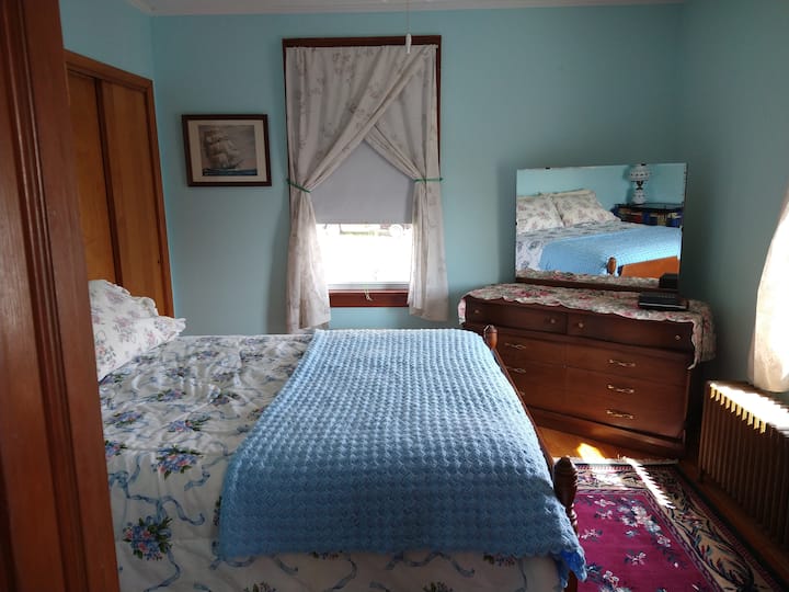 Chumba cha kulala upande wa mashariki kinatazama mto. Kitanda kamili na sehemu nyingi za kabati. Usiku wa utulivu wa majira ya joto sikiliza kwa mawimbi yanayopiga gati. Televisheni ya inchi 22; Blanketi kwa usiku wa baridi zilizopigwa na bibi arusi ambaye nyumba hii ilijengwa. Kizio cha dirisha cha A/C