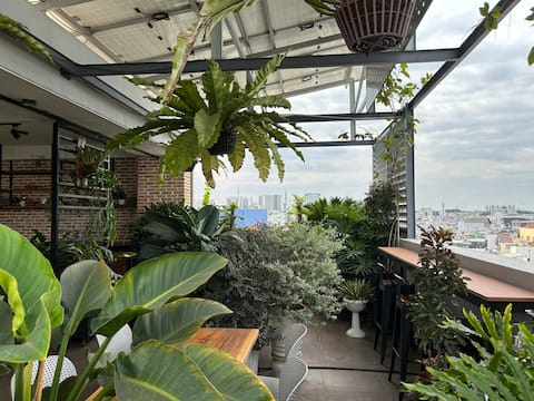 Full studio w balcony near airport-Anne's home