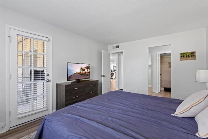 Boresha kitanda aina ya king na bafu la kujitegemea na uingie kwenye kabati la nguo