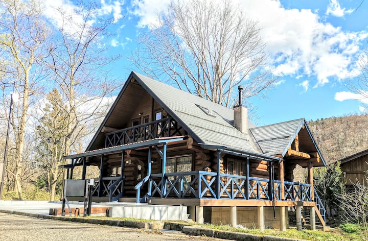 BIGFOOT: Authentic hand-cut log house in the forest for up to 6 people