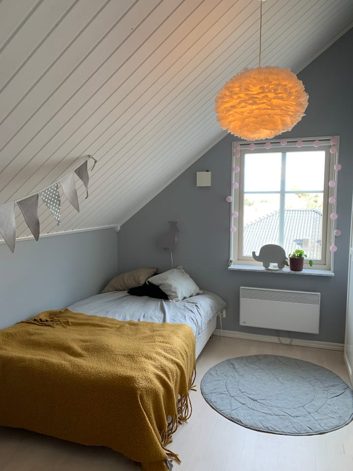 Chumba cha kulala cha ghorofa ya pili kitanda cha sentimita 120. Je, inawezekana kuweka godoro la ziada sakafuni 