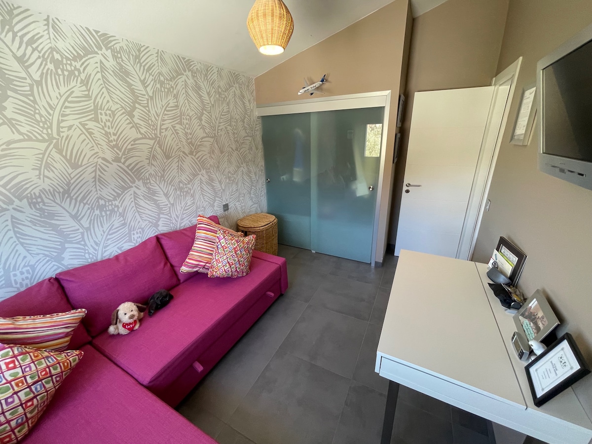 Schlafzimmer 3 mit Schlafsofa (für 2) und Schreibtisch (wenn du ein Homeoffice machen möchtest).