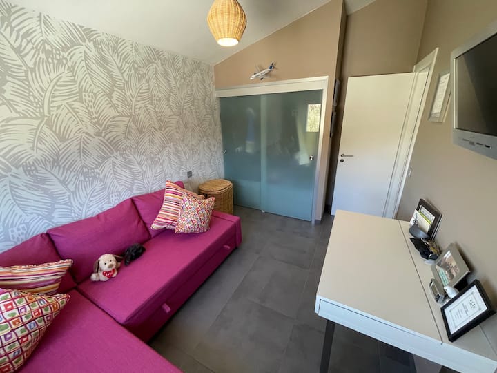 Schlafzimmer 3 mit Schlafsofa (für 2) und Schreibtisch (wenn du ein Homeoffice machen möchtest).