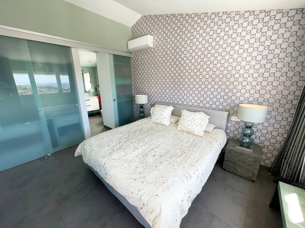 Hauptschlafzimmer mit eigenem Bad und Balkon