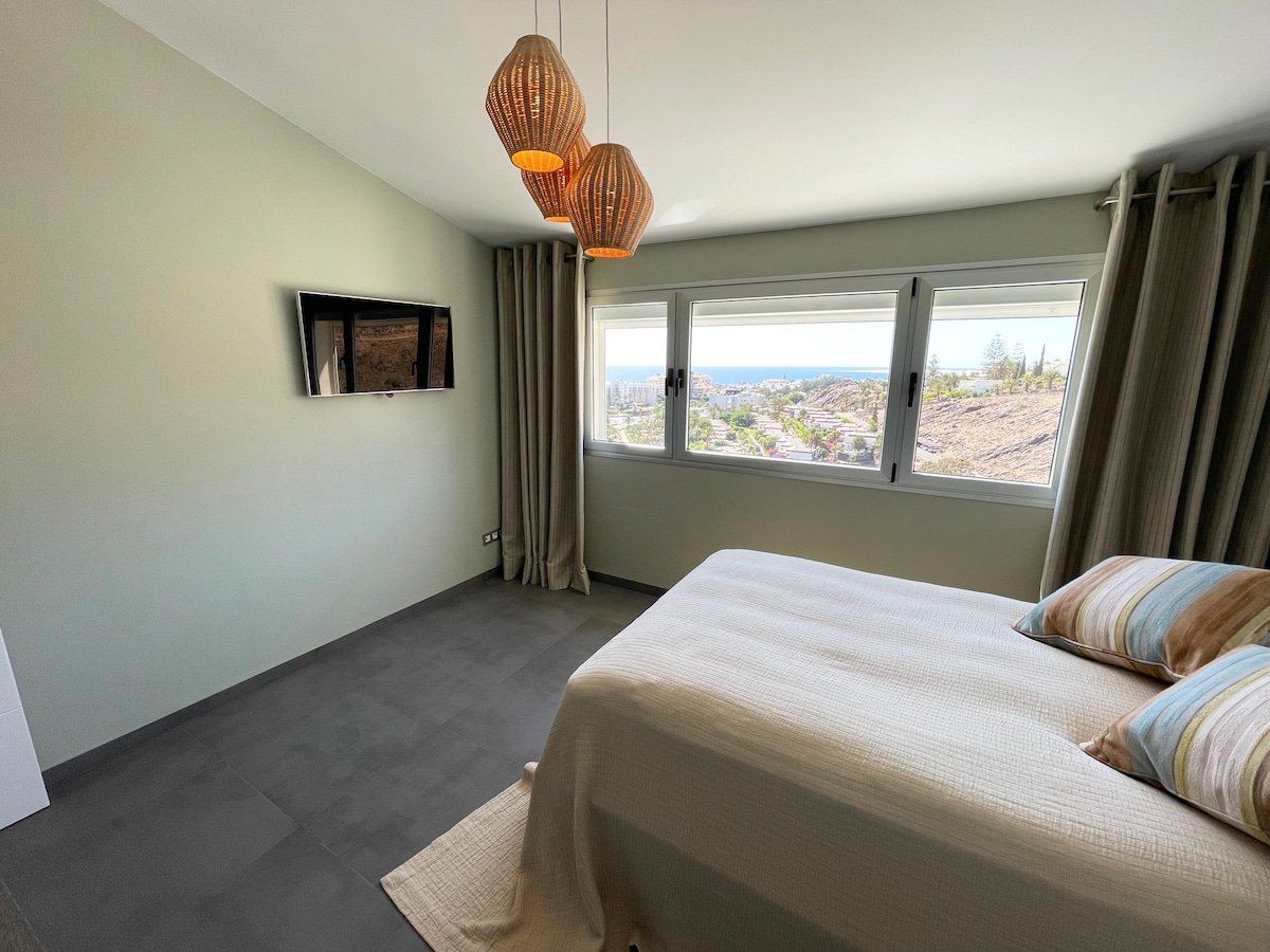 schlafzimmer 2 mit Queensize-Bett und Meerblick