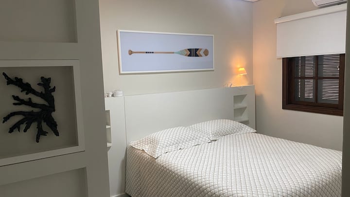 Chumba cha kulala cha Croatia
1 Queen Bed
2 camas infantis
1 Mesa para Home Office
