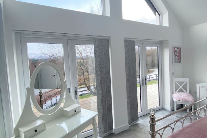 Chambre principale  - nommée chambre Princess par l'un de nos voyageurs. Vue imprenable et plafond voûté, grand placard et salle de bains privative