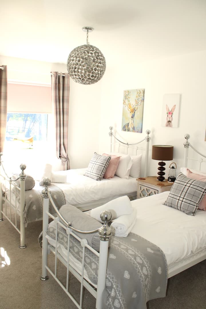 Chambre double avec vue sur le jardin, le copse et les montagnes 