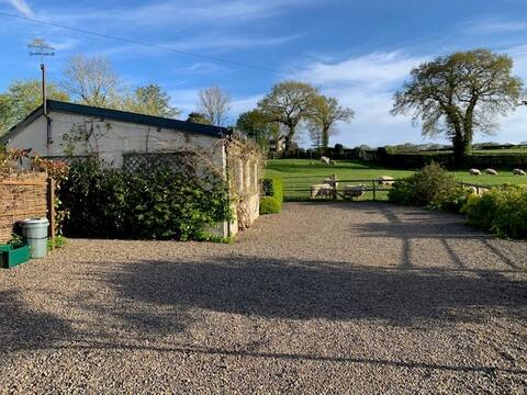 Cosy cottage in glorious Welsh countryside