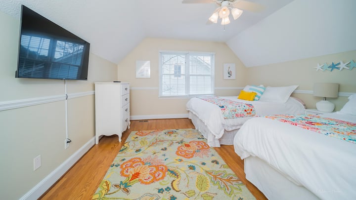 الطابق الثاني: سرير كوين وسرير كامل. تلفاز ذكي خاص.