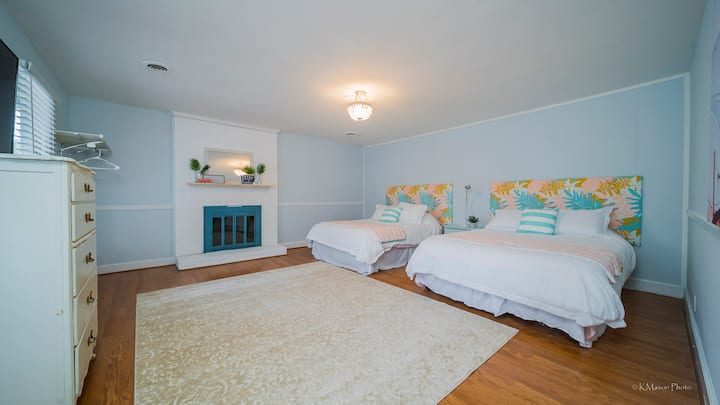 غرفة نوم كبيرة في الطابق الأول. سريران كوين وتلفزيون ذكي خاص.