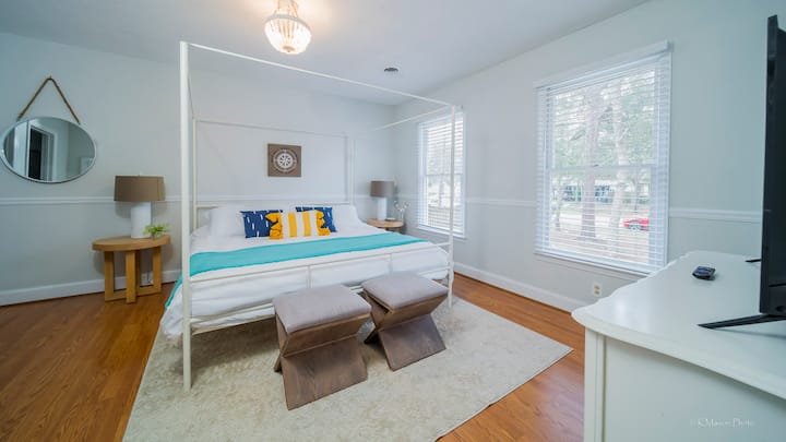 الجناح الرئيسي الأول في الطابق الرئيسي. سرير كبير وتلفزيون خاص وحمام كامل خاص. 