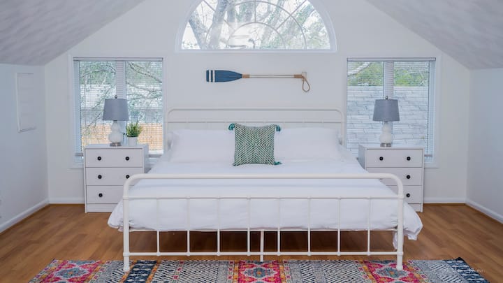 الجناح الرئيسي الثاني في الطابق الثاني. سرير كبير وتلفزيون خاص وحمام خاص مع كشك استحمام. 