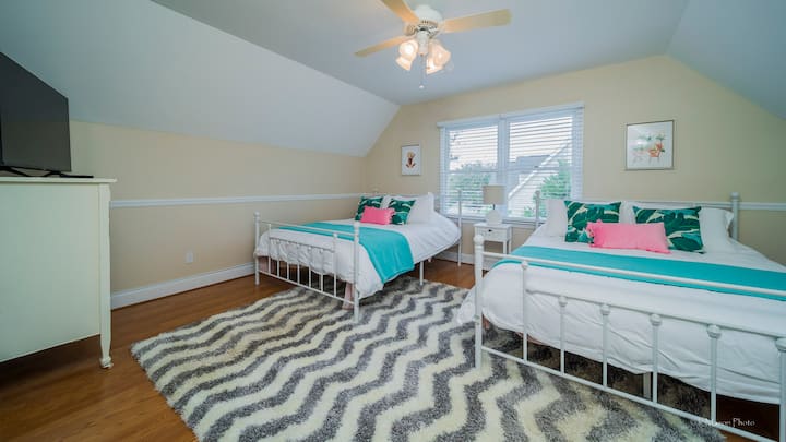 غرفة نوم في الطابق الثاني. سريران كوين وتلفزيون ذكي خاص. 