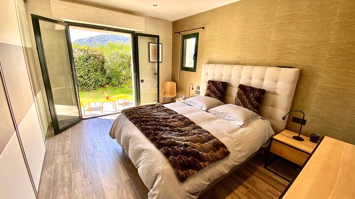 Chambre n°2, 18m2, avec grand lit double en queen size (160x200), literie haut de gamme, matelas à mémoire de forme. Climatisation, terrasse privée.