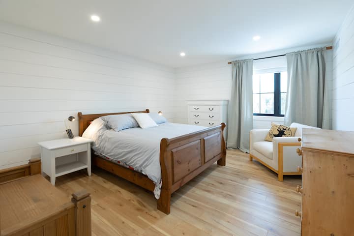 спалня с двойно легло на първия етаж