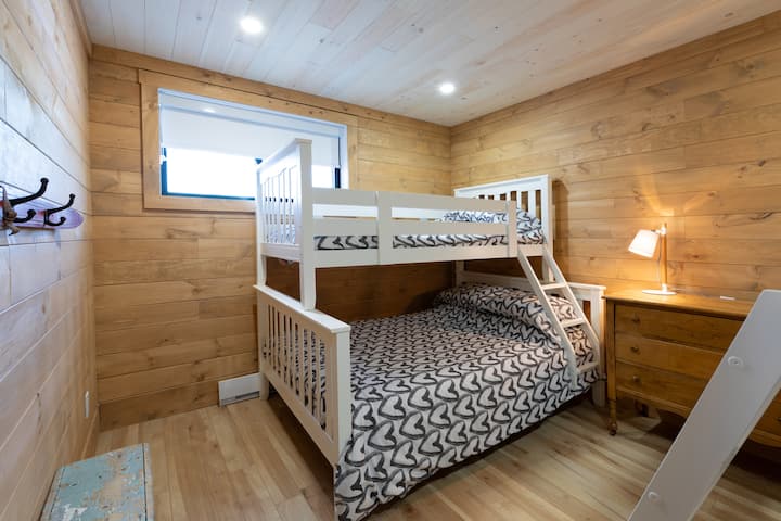 Детска стая в мазето с 2 двуетажни легла