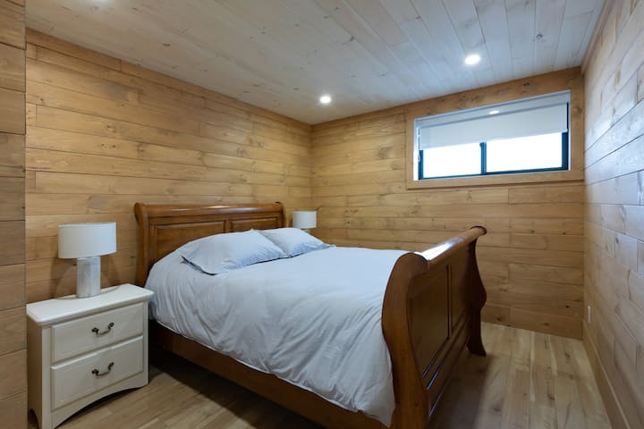 спалня в сутерен с двойно легло