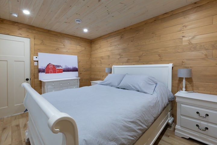 спалня с двойно легло в мазето