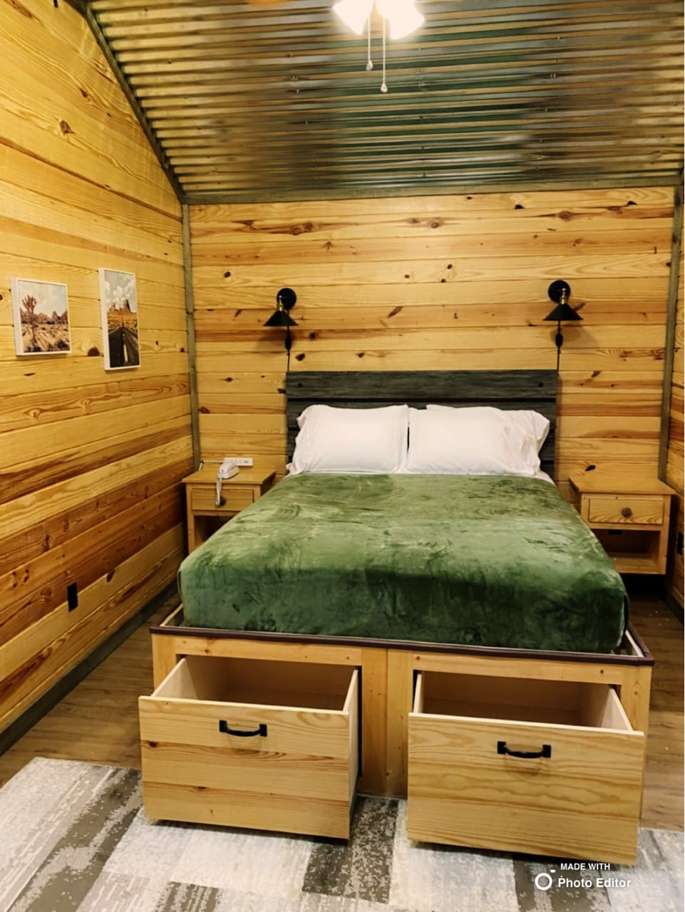 Bračni krevet (160x200) s dvije ladice. 