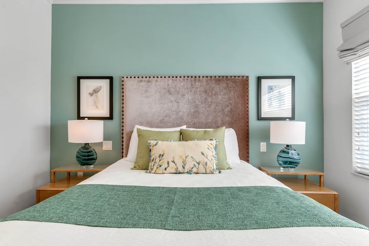 Tercer dormitorio con cama tamaño queen y TV