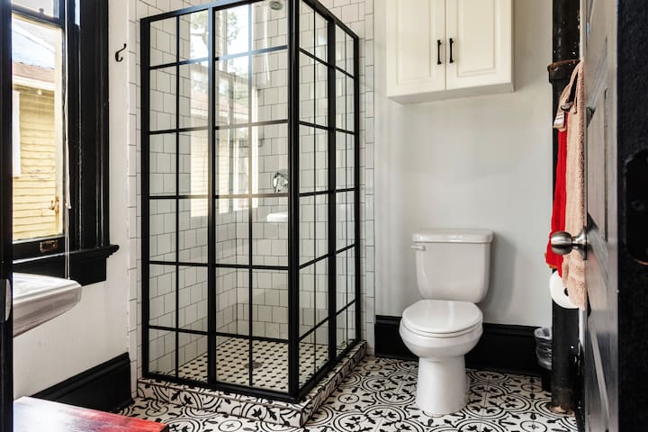 The Okra Inn Carrollton-6BR, 4.5BA, Parking, Yard gallery image 5