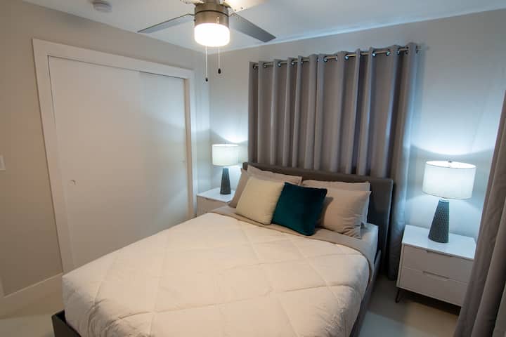 ห้องนอนผู้เข้าพักเป็นเตียงควีนไซส์เมมโมรี่โฟม 