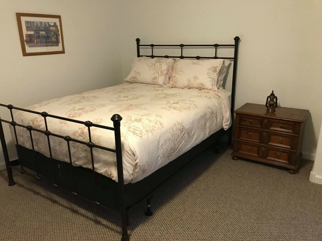 Dormitorio en el nivel principal con cama tamaño queen