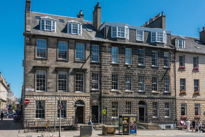 Stylish and chic apartment on Charlotte Square gallery image 2