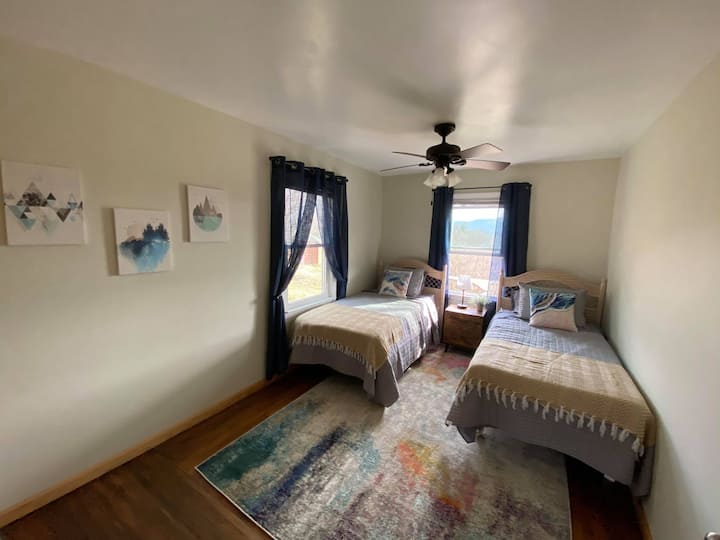 双床卧室提供舒适的地方，配有两张单人床，配有记忆泡沫床垫，保证您能睡个好觉。 为了增加多功能性，我们提供方便的工具，将床无缝连接成一个。