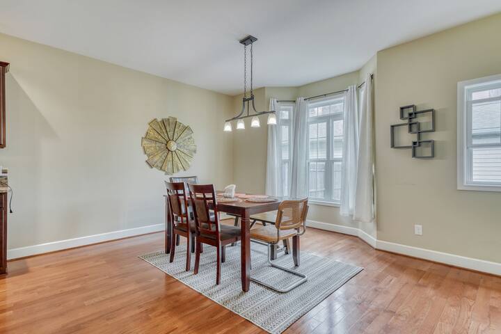 Luxury Executive Home 4 Beds/3.5bath &pool table gallery image 4