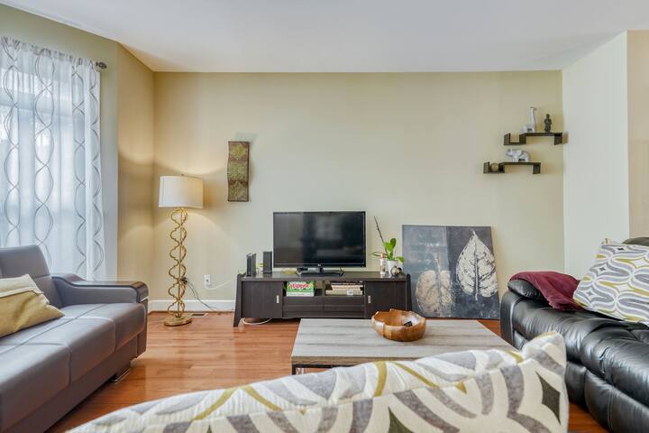 Luxury Executive Home 4 Beds/3.5bath &pool table gallery image 3