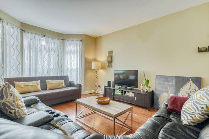 Luxury Executive Home 4 Beds/3.5bath &pool table